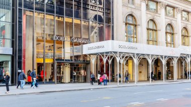 New York, Manhattan, ABD - 15 Şubat 2023: Dolce & Gabbana lüks butiği güzel bir kış gününde şehir merkezinde