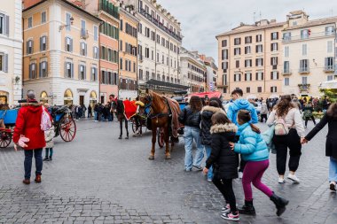 Roma, İtalya - 29 Aralık 2023: İspanya Meydanı 'nda (Piazza di Spagna) bir kış günü at arabası turistleri bekliyor