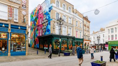 Folkestone, İngiltere - 30 Aralık 2024: Kasaba merkezindeki Folkestone Yaratıcı Bölgesi 'ni gri bir kış gününde ziyaret eden insanlar