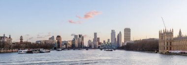 Londra, Birleşik Krallık - 02 Ocak 2025: Westminster 'dan bir kış akşamı Thames ve Vauxhall ilçesinin görüntüsü
