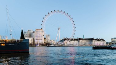 Londra, Birleşik Krallık - 2 Ocak 2025: Güzel bir kış gününde Londra Gözü veya Milenyum Tekerleği ve çevresinin Westminster köprüsünün yanında görülmesi