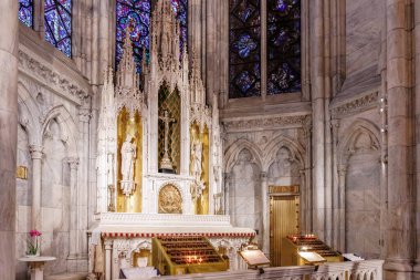 Manhattan, New York, ABD - 15 Şubat 2023: St. Patrick Katedrali 'nin iç mimari detayları