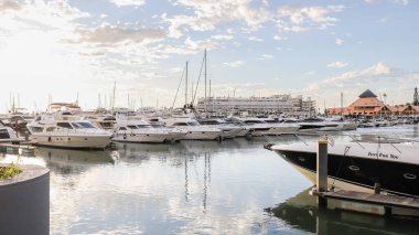 Vilamoura, Portekiz - 23 Ekim 2024: Yat limanını, lüks eğlence teknelerini ve binalarını bir sonbahar akşamında görmek