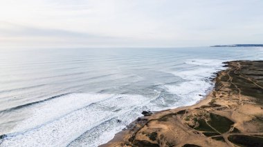 Sauzaie sahilinin hava aracı görüntüsü, Bretignolles sur mer, Vendee, Fransa güzel bir kış gününde