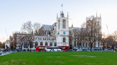 Londra, Birleşik Krallık - 2 Ocak 2025: St Margarets Kilisesi, Westminster Güzel bir kış gününde