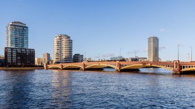 Londra, Birleşik Krallık - 2 Ocak 2025: Vauxhall Köprüsü, Vauxhall Bölgesi yakınlarındaki Thames Nehri üzerinde güzel bir kış günü