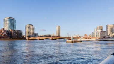Londra, Birleşik Krallık - 2 Ocak 2025: Vauxhall ilçesi yakınlarındaki Thames nehri boyunca inşa edilen binaların mimarisi
