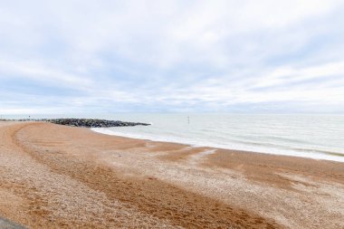 Folkestone plajı, İngiltere 'de bir kış günü