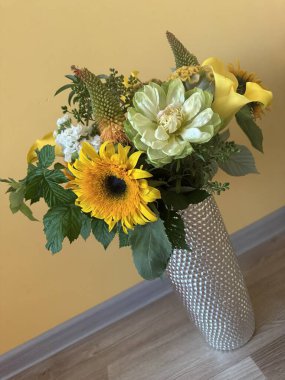 Harika çiçekleri olan güzel bir buket, gün boyunca neşe, neşe ve enerji getirir. 