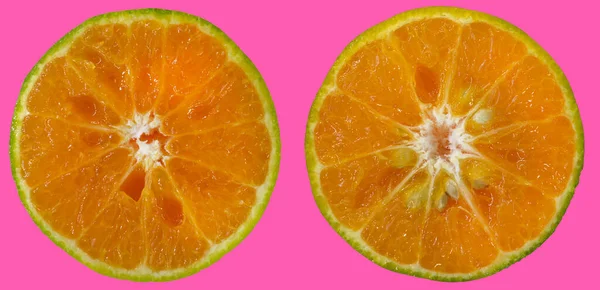 Izolacja Przekroju Poprzecznego Plastra Pomarańczy Różowym Tłem — Zdjęcie stockowe