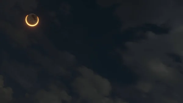 Elmas Halka Güneş Tutulması Koyu Mavi Gökyüzü Bulutu Görüntüleme — Stok fotoğraf