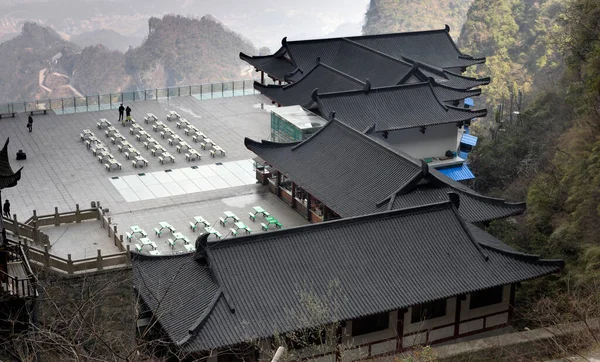 Bir dağda eski bir Çin kompleksi