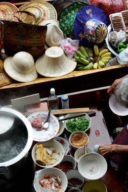 Tayland 'da bir su pazarındaki erişte teknesi ve meyve teknesinin en iyi manzarası.