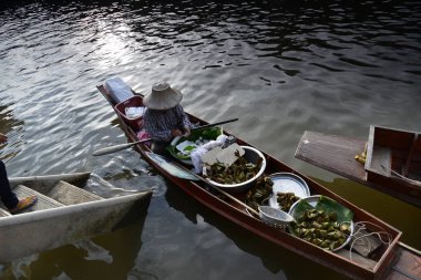 Tayland 'da bir su pazarındaki erişte teknesi ve meyve teknesinin en iyi manzarası.