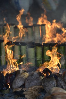 Bir çöp yığını yanıyor.