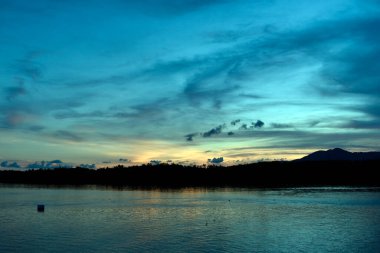 Bir akşamda parlayan mavi deniz ve gökyüzü