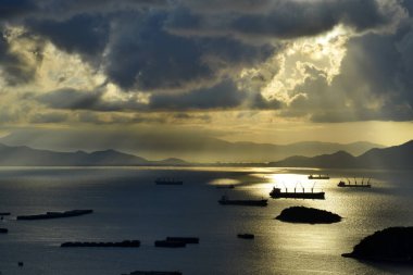 Gökyüzünden gelen ışık, kargo filosunu yakalıyor.