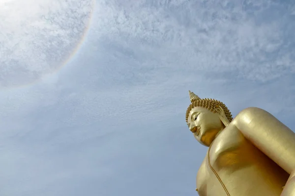Mavi gökyüzünde bir Buda resmi üzerinde güneş halesi