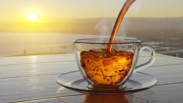 Poring Chá Para Uma Xícara Vidro Uma Mesa Madeira Com Imagens Royalty-Free