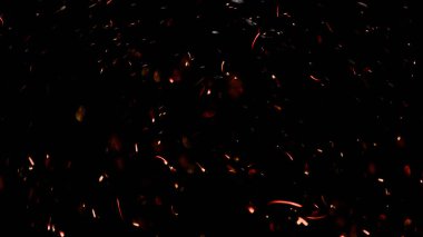  Karanlık bir gecede yanan şenlik ateşinin turuncu ve kırmızı kıvılcımı (3D görüntüleme))
