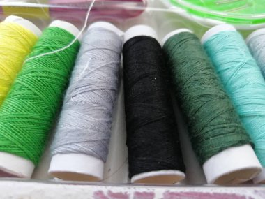 Renkli dikiş ipliklerinin güzel endüstriyel arka planı