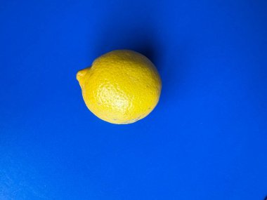 parlak mavi arkaplanda yemek pişirmek için sulu sarı hızlı limon