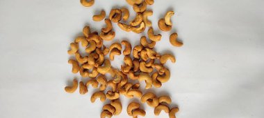 Beyaz arka planda tuzlanmış kaju fıstığı.