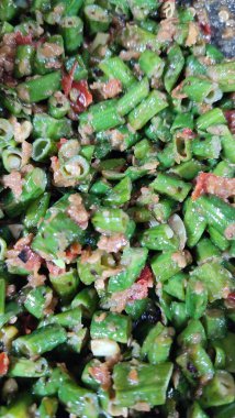 Geleneksel Sundan mutfağına yakın çekim, baharatlı acı biber soslu taze uzun fasulye..