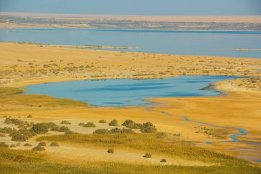 Fayoum sihirli gölü çöl ile çevrili, gündüz çekim