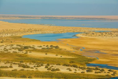 Fayoum sihirli gölü çöl ile çevrili, gündüz çekim