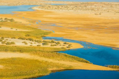 Fayoum sihirli gölü çöl ile çevrili, gündüz çekim