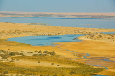 Fayoum sihirli gölü çöl ile çevrili, gündüz çekim
