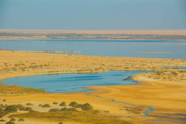 Fayoum sihirli gölü çöl ile çevrili, gündüz çekim