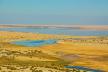 Fayoum sihirli gölü çöl ile çevrili, gündüz çekim