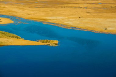 Fayoum sihirli gölü çöl ile çevrili, gündüz çekim