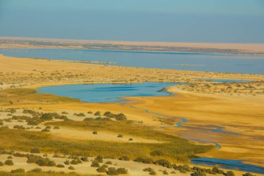 Fayoum sihirli gölü çöl ile çevrili, gündüz çekim