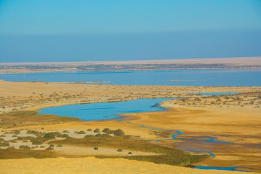 Fayoum sihirli gölü çöl ile çevrili, gündüz çekim