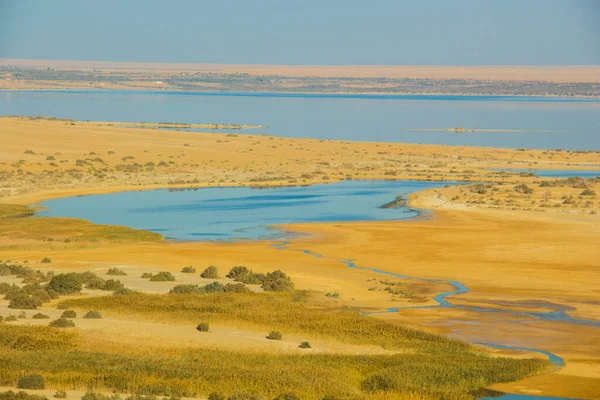 Fayoum sihirli gölü çöl ile çevrili, gündüz çekim