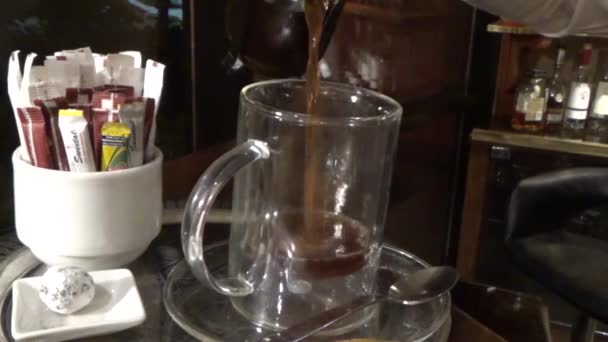 Видеозапись Кофе Машины Наливающей Капучино Стеклянную Кружку Кадры Избирательного Фокуса — стоковое видео
