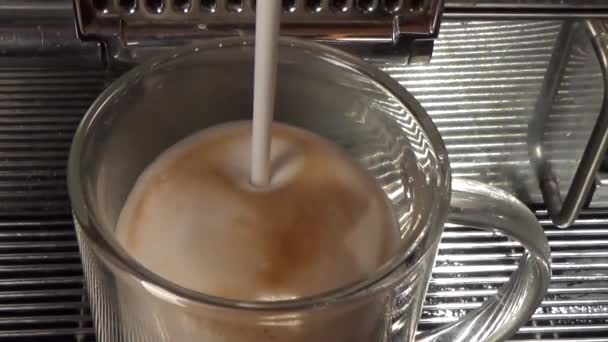 Video Footage Coffee Machine Pouring Cappuccino Glass Mug Footage Selective — Stock Video