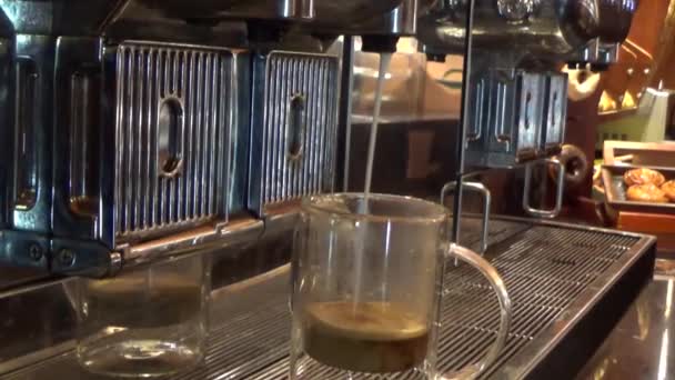 Видеозапись Кофе Машины Наливающей Капучино Стеклянную Кружку Кадры Избирательного Фокуса — стоковое видео