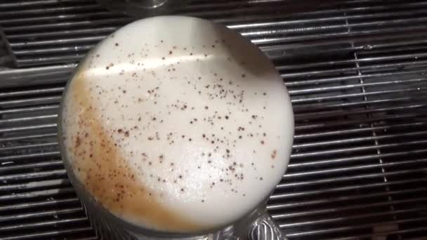 Videobeelden Van Een Koffiemachine Die Cappuccino Een Glazen Mok Giet — Stockvideo