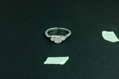 Mücevher fotoğrafı, gümüş altın ve platin elmas yüzük, fotoğraf seçici odak noktası ve sığ alan derinliği. 27 Ocak 2011 'de Kahire Mısır' da çekilmiştir.