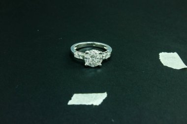 Mücevher fotoğrafı, gümüş altın ve platin elmas yüzük, fotoğraf seçici odak noktası ve sığ alan derinliği. 27 Ocak 2011 'de Kahire Mısır' da çekilmiştir.