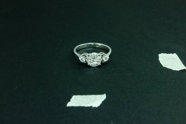 Mücevher fotoğrafı, gümüş altın ve platin elmas yüzük, fotoğraf seçici odak noktası ve sığ alan derinliği. 27 Ocak 2011 'de Kahire Mısır' da çekilmiştir.