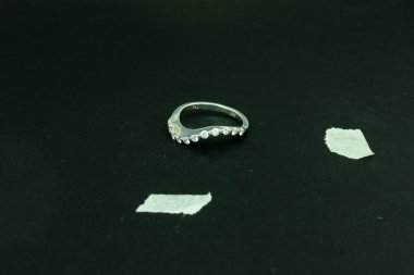 Mücevher fotoğrafı, gümüş altın ve platin elmas yüzük, fotoğraf seçici odak noktası ve sığ alan derinliği. 27 Ocak 2011 'de Kahire Mısır' da çekilmiştir.