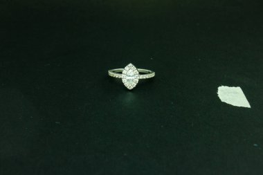 Mücevher fotoğrafı, gümüş altın ve platin elmas yüzük, fotoğraf seçici odak noktası ve sığ alan derinliği. 27 Ocak 2011 'de Kahire Mısır' da çekilmiştir.