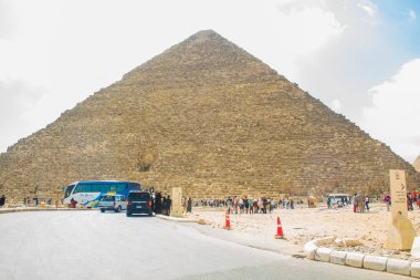 Arkeoloji fotoğrafçılığı, Büyük Giza Piramidi, Cheops Piramidi, Fotoğraf sığ alan derinliği ile seçici bir odak noktasıdır. Kahire Mısır 'ı 6 Mart 2023' te aldı.