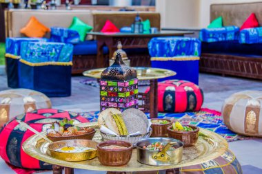 Kahvaltı, öğle ya da akşam yemeği için Ramazan doğulu yemek fotoğrafçılığı, fotoğraf, sığ alan derinliğine sahip seçici bir odak noktasıdır. Kahire Mısır 'da çekildi