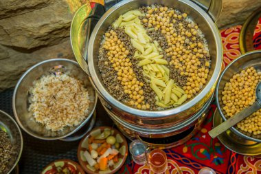 Ramazan Doğulu Mısır yemek fotoğrafçılığı, Koshary, kahvaltıda, öğle yemeğinde ya da akşam yemeğinde ye. Fotoğraf, yüzeysel alan derinliğiyle seçici bir odak noktasıdır. Kahire Mısır 'da çekildi
